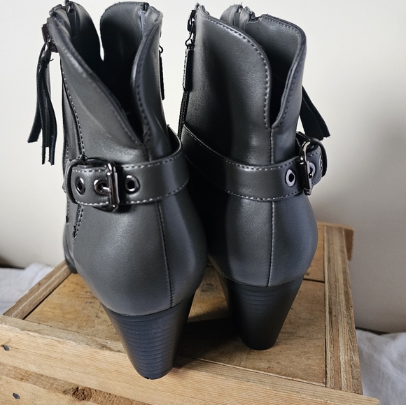 B Freshica Womens Ankle Boot New w/o box Gray Cuban Heel Zippers Almond Toe 10M - Picture 4 of 15